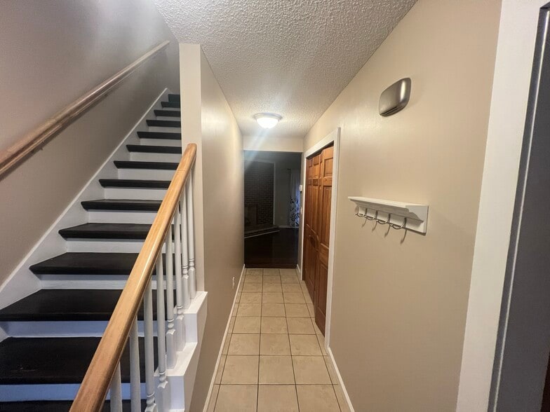 Foyer - 605 Redstone Dr