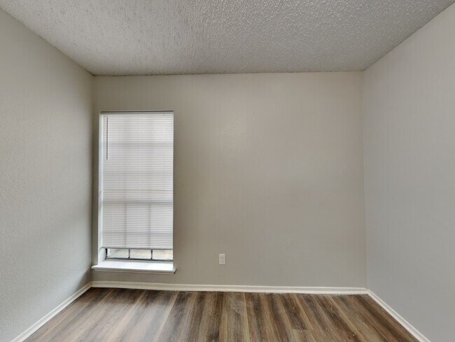 Building Photo - 1056 Twin Falls Dr