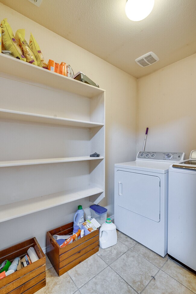 Building Photo - 108 Durango Dr