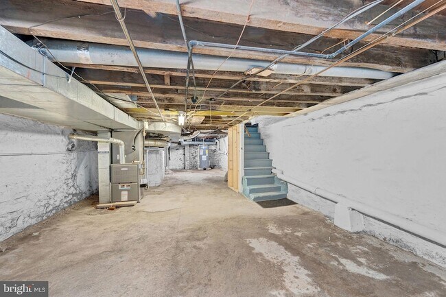 Building Photo - 28 W Airy St