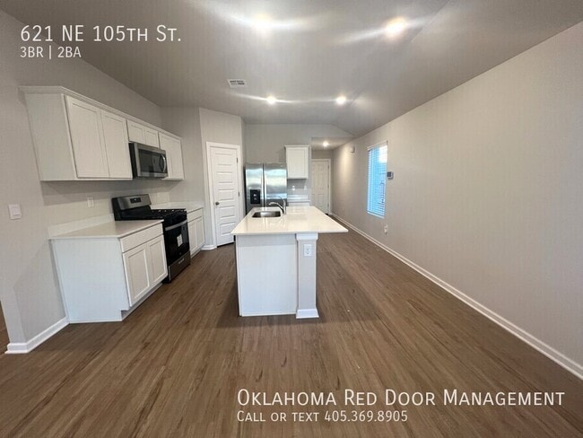 Building Photo - 621 NE 105th St