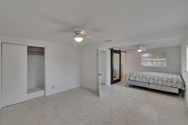 Building Photo - 802 W Russell Dr