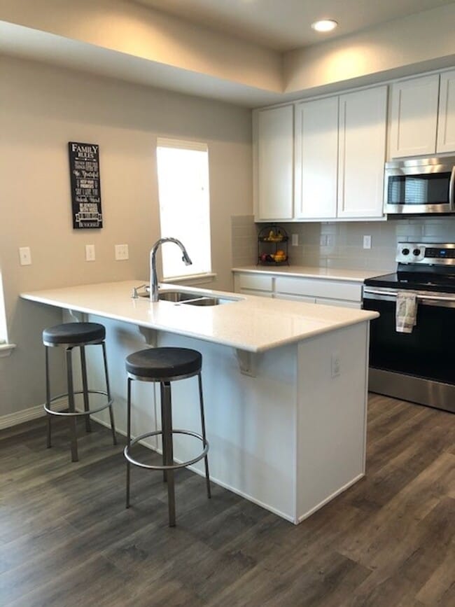 Building Photo - Beautiful 3 bed, 3 bath Townhome in West W...