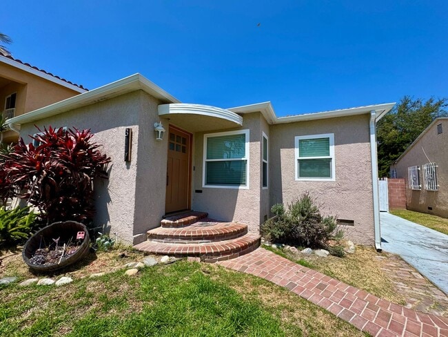 Building Photo - Charming Morningside Park Home Ready to Mo...