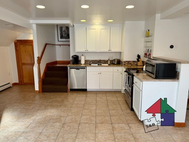 Building Photo - 112 Main St