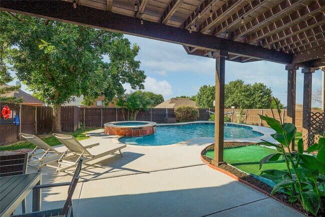 Building Photo - 5205 Panama Dr