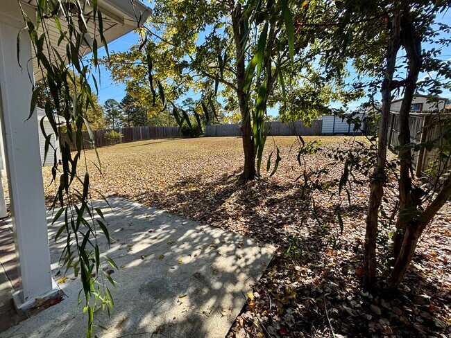 Building Photo - 666 Wellington Dr