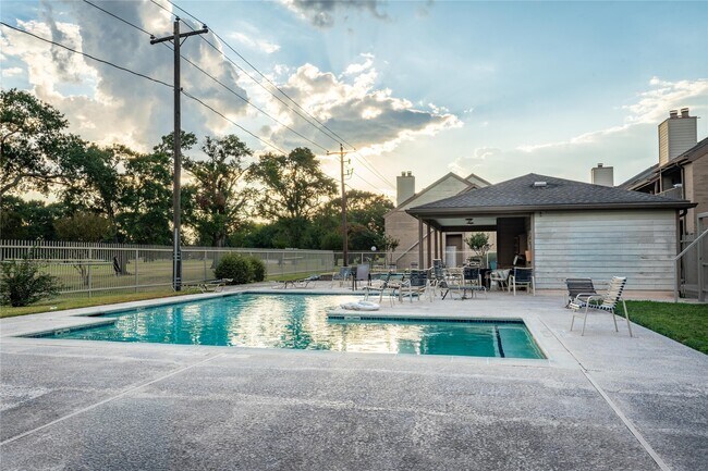 Building Photo - 8411 Sands Point Dr