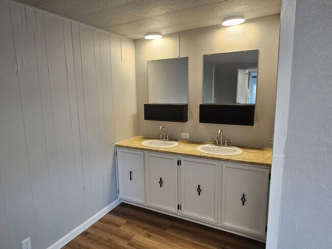 Building Photo - 3 bed 2 bath mobile home Secrion 8 accepted