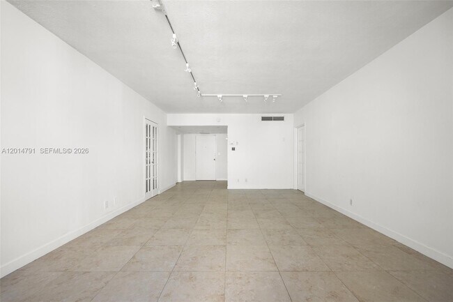 Building Photo - 900 Bay Dr