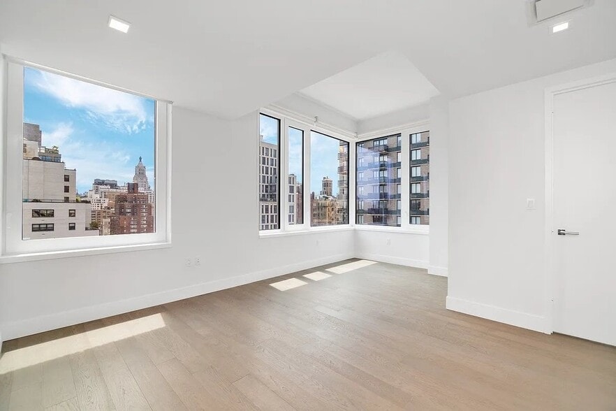 Building Photo - 200 E 23rd St