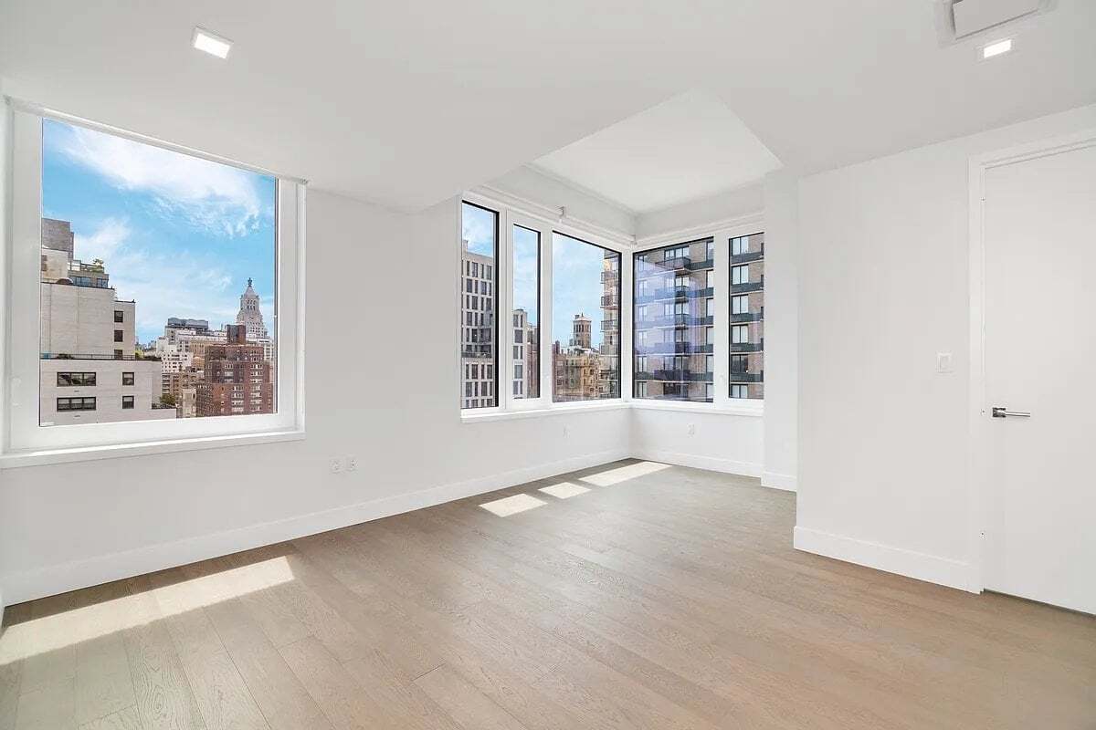 Building Photo - 200 E 23rd St