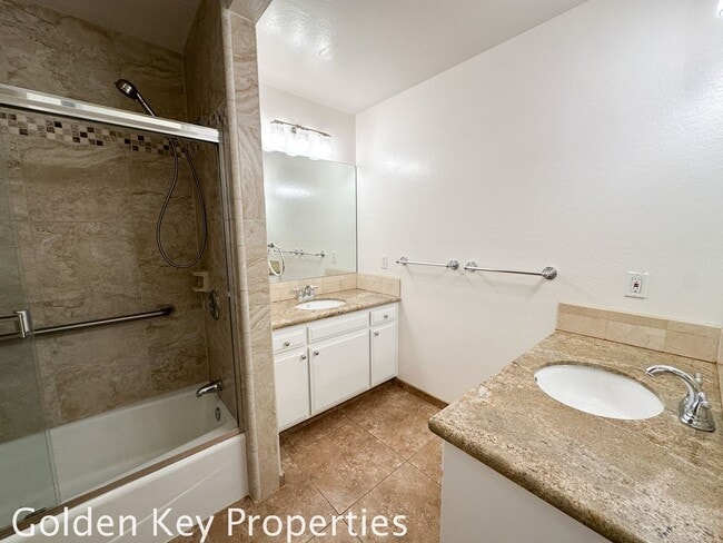 Building Photo - Beautiful home on a private, quiet street in Vista!