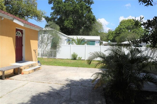Building Photo - 1219 E Frierson Ave