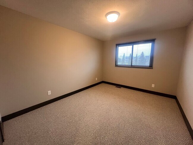 Building Photo - Four Bedroom Duplex in Caledonia!