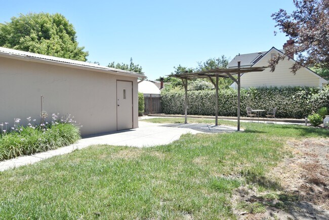 Building Photo - Charming 3 Bedroom 1 Bath Home in Prestigious Willow Glen Location!