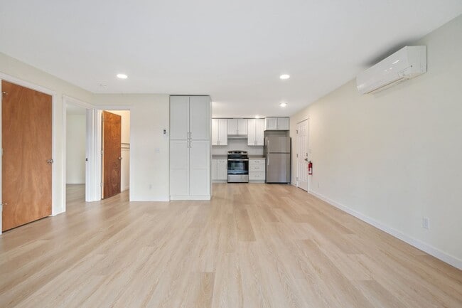 Building Photo - 535-537 NE Vena St