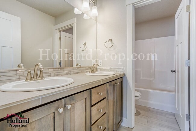 Building Photo - Beautiful 4-bedroom, 3-bathroom residence in desirable Hillsboro, OR.