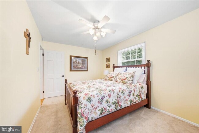 Building Photo - 40 Pine knoll Dr