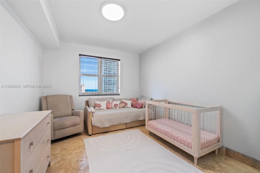 Building Photo - 19900 E Country Club Dr