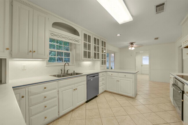 Building Photo - 110 Hillcrest Dr