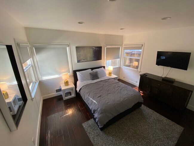 Building Photo - 920 N Beverly Glen Blvd