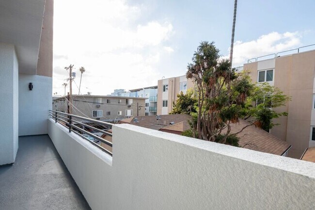 Building Photo - 1616 N Serrano Ave