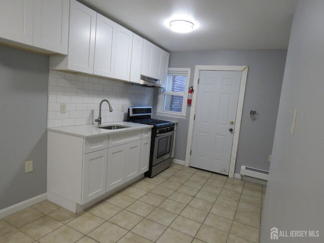 Building Photo - 768 State St