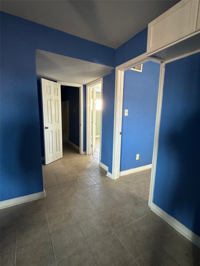 Building Photo - 516 Holiday Dr