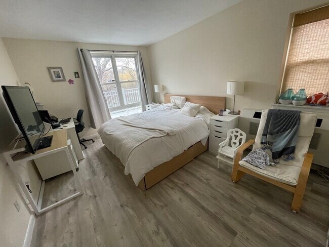 Building Photo - 100 Marion St