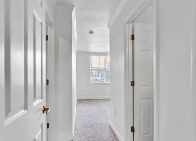 Building Photo - 3/2.5 Crestview Townhome with Community Po...