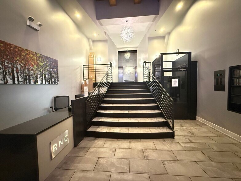 Building Photo - 525 W Superior St