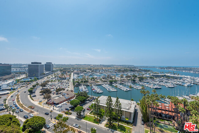Building Photo - 13600 Marina Pointe Dr