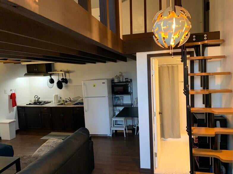 Furnished studio - 4244 58th St