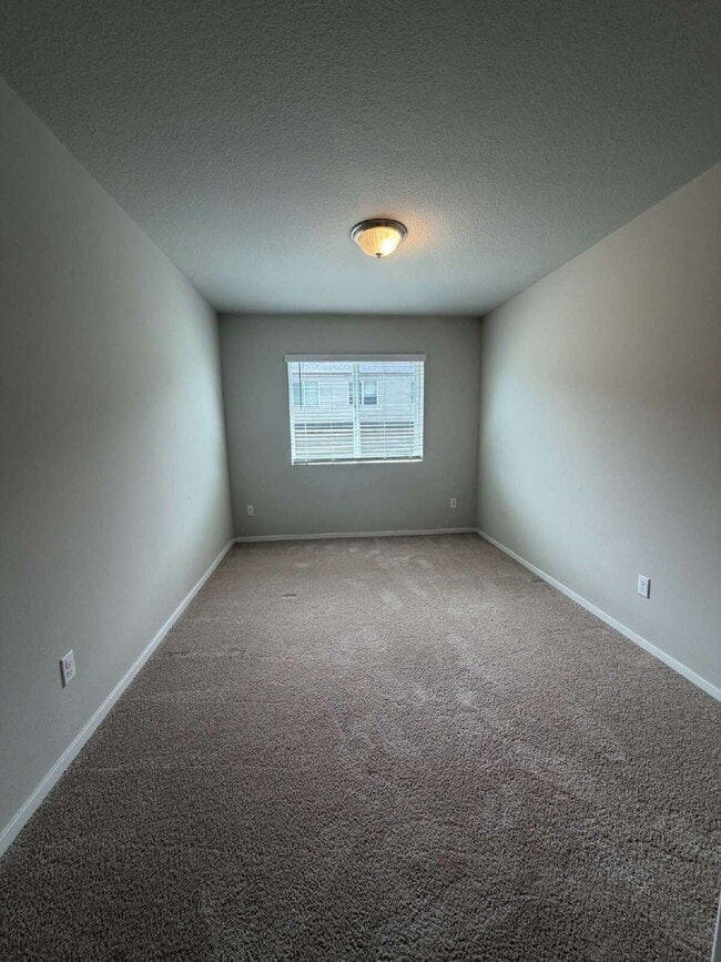 Building Photo - 3 Bedroom / 2.5 Bathroom Townhome - Near Bethany & PCC