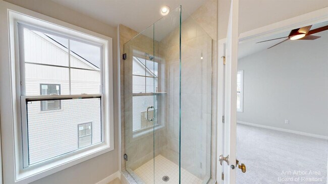 Building Photo - 2877 Rayfield Ave