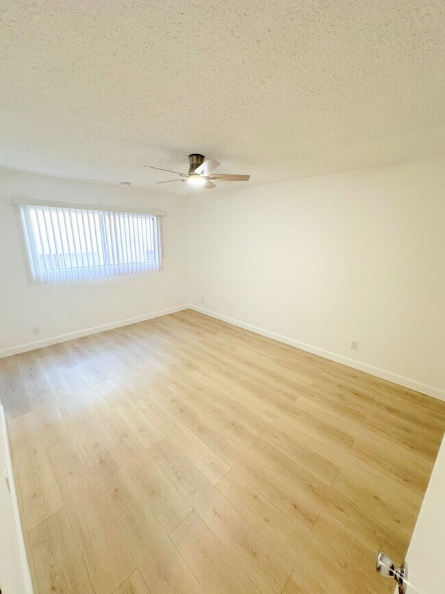 Building Photo - 3 PEAT - Huge, spacious, enormous - 2BD/2BA with parking. Chatsworth Adjacent!