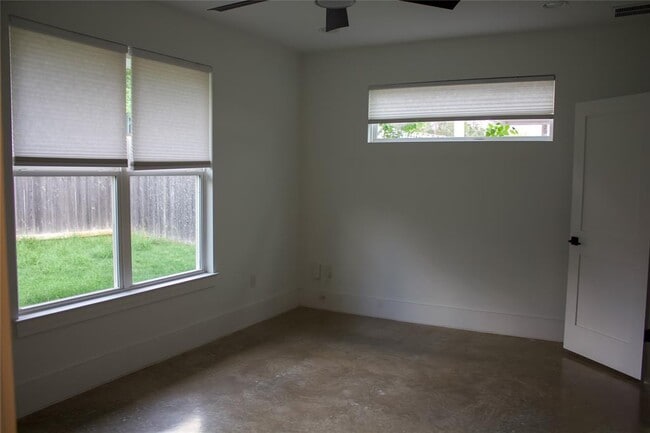Building Photo - 1131 Omega Ave