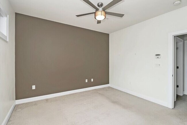 Building Photo - Beautiful 3BD/2.5BA Townhome