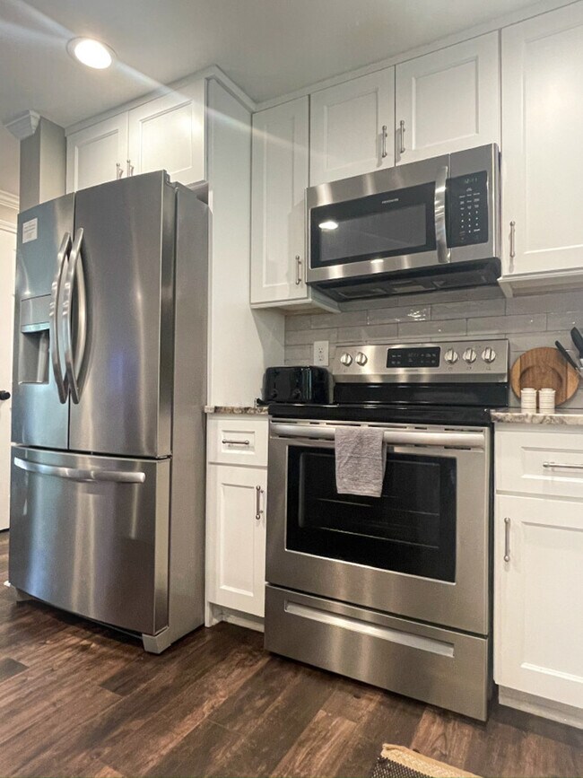 Building Photo - 11501-11505 5 Cedars Rd