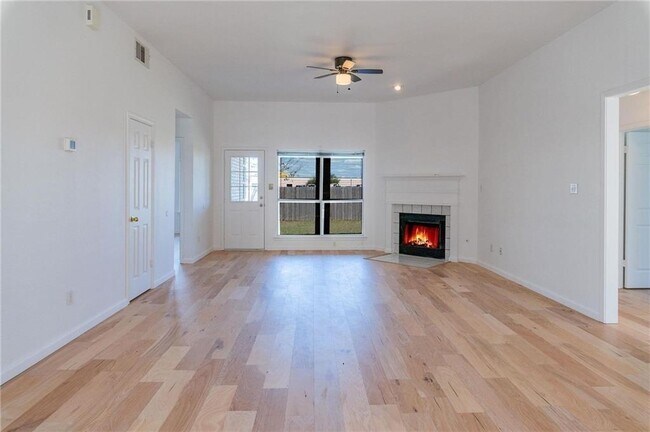 Building Photo - 2906 Greenlawn St