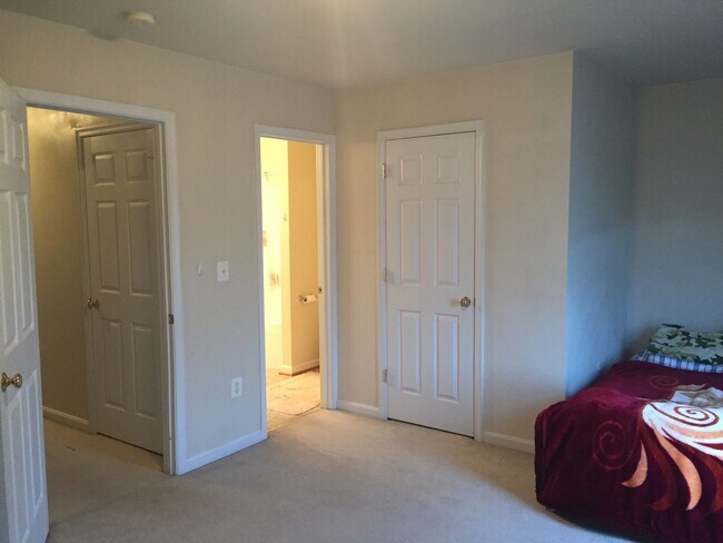 Building Photo - COZY TOWNHOUSE - Minutes to Quantico