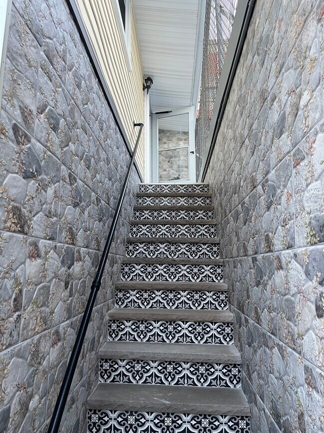 Building Photo - 160 18th St