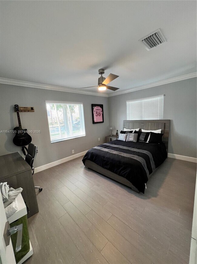 Building Photo - 5510 Bayview Dr