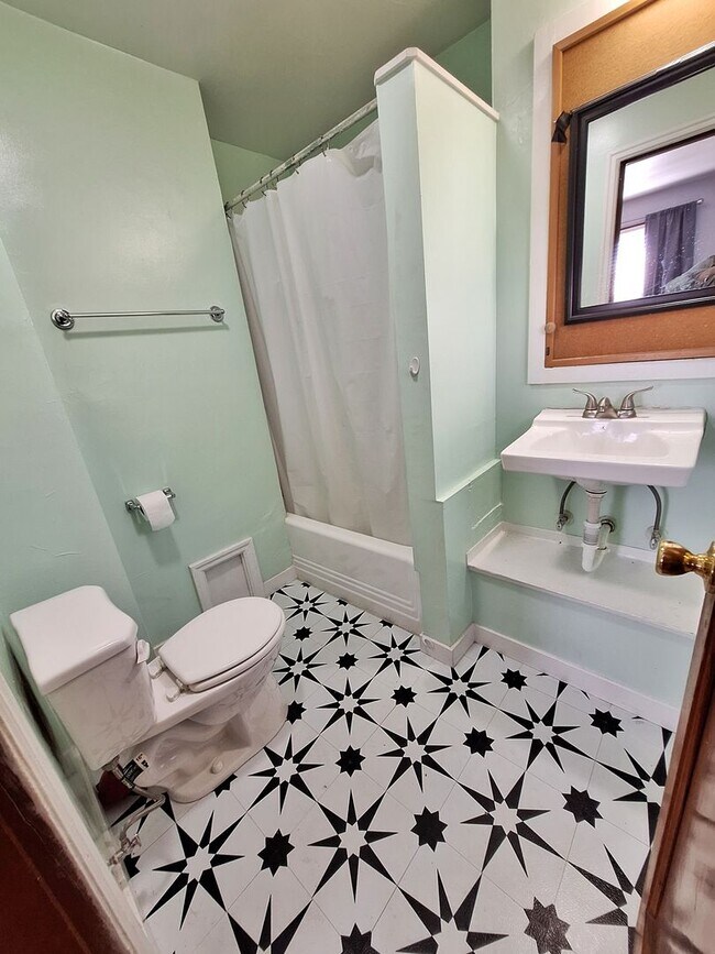 Building Photo - Cozy 2 bedroom 1 bathroom