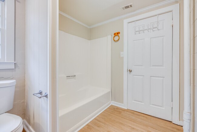 Building Photo - Bright 2 Bedroom Apartment Unit A