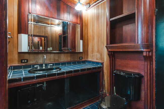 Building Photo - 315 NE Ash St