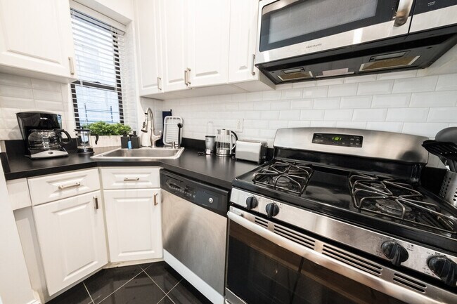 Building Photo - 230 W 113th St