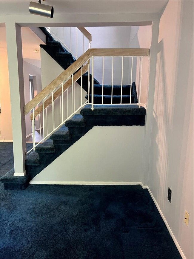 Building Photo - 5 Rockledge Dr