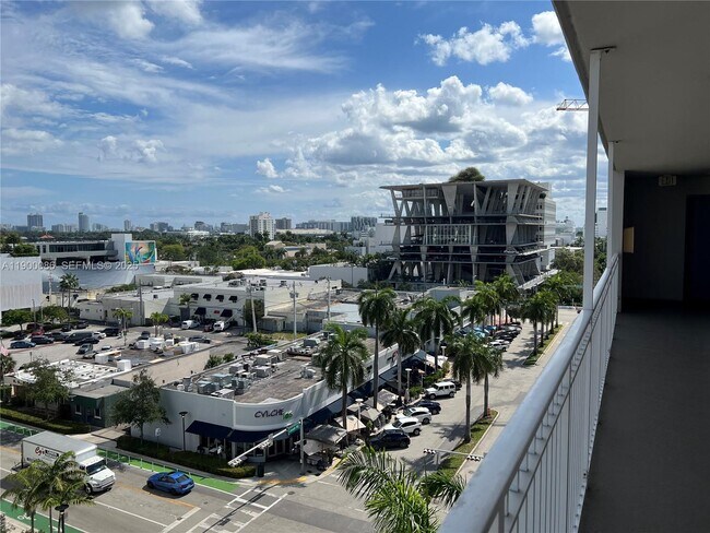 Building Photo - 1300 Lincoln Rd